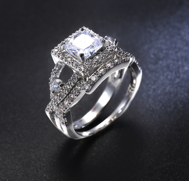 2020 Fashionable Women's Creative White Zircon Ring