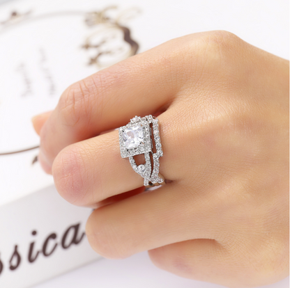 2020 Fashionable Women's Creative White Zircon Ring